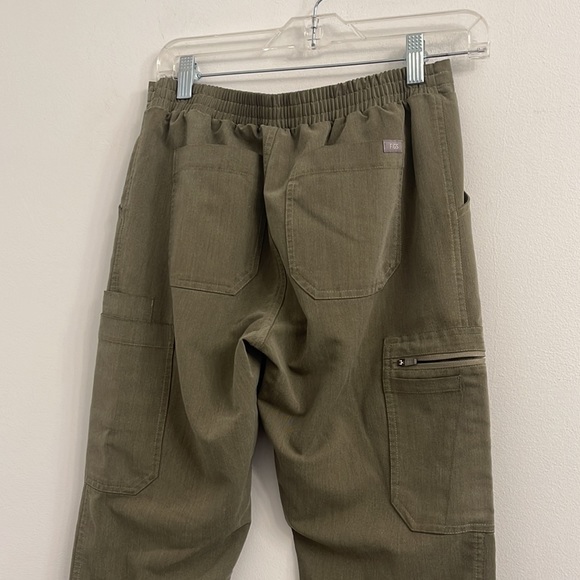 Figs woman olive green cargo scrubs size XS/T - Picture 5 of 9